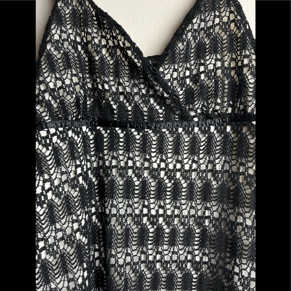 AB STUDIO BLACK CROCHET OVER WHITE SLEEVELESS TOP WITH TIE SIZE LARGE PREOWNED - Picture 2 of 8